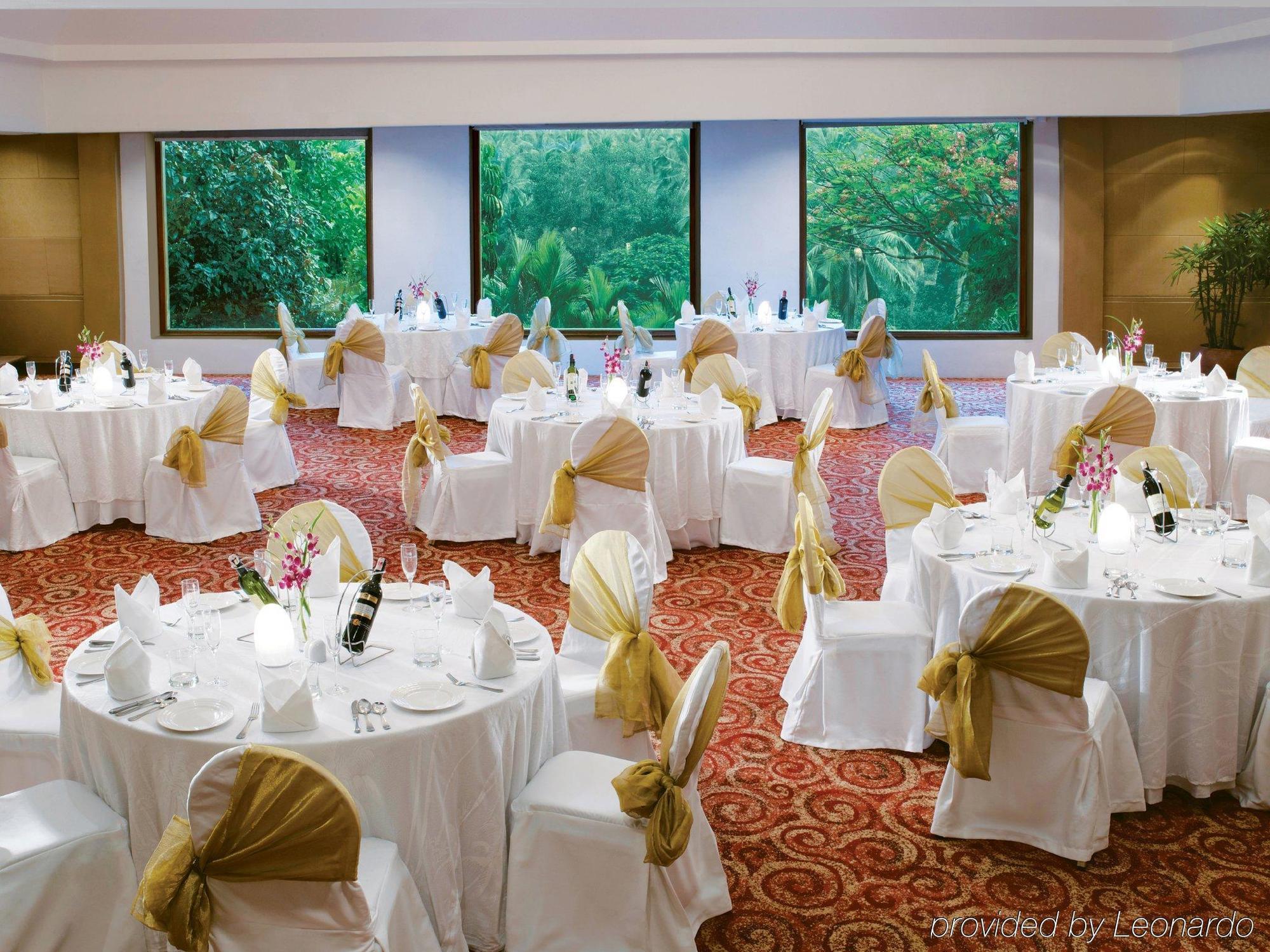 Taj Green Cove Resort And Spa Ковалам Ресторан фото
